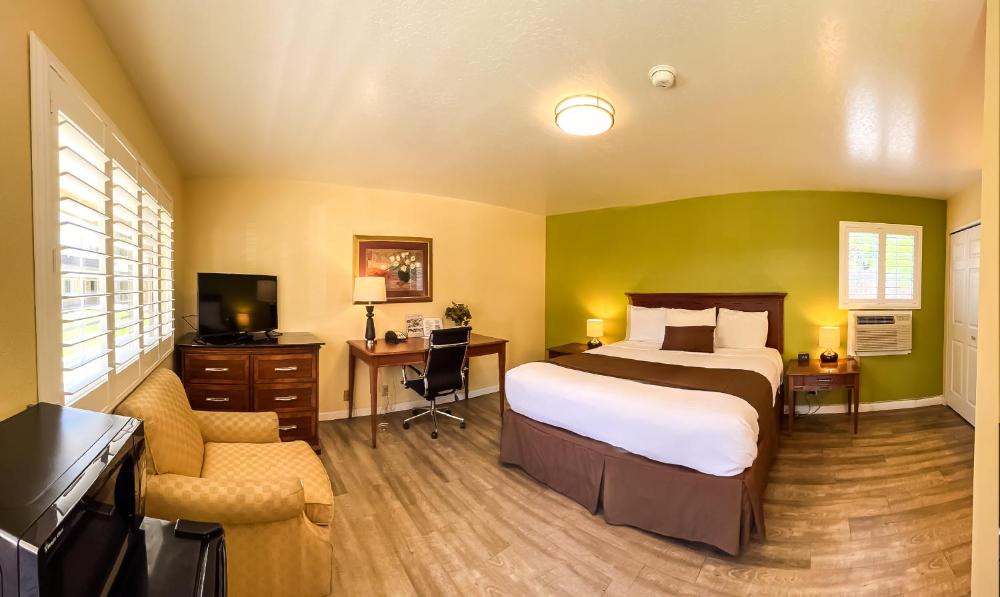 Queen Room - Non-Smoking interior
